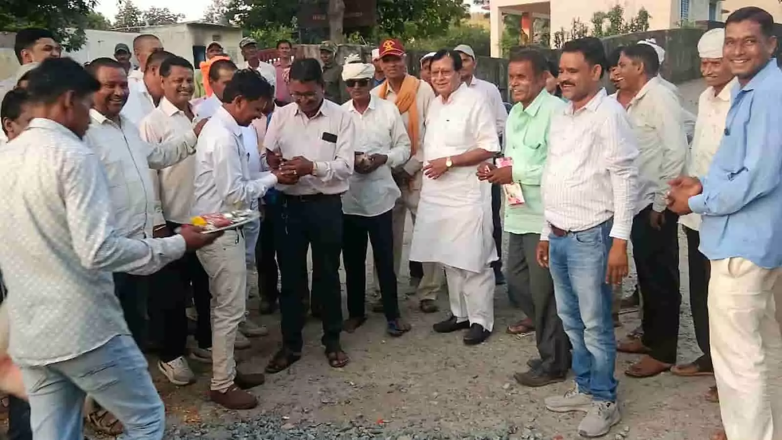 तस्वीर में विधायक दयाराम परमार ग्रामीणों की भीड़ के साथ कच्ची सड़क पर खड़े हैं। तस्वीर में विधायक दयाराम परमार ग्रामीणों की भीड़ के साथ कच्ची सड़क पर खड़े हैं।