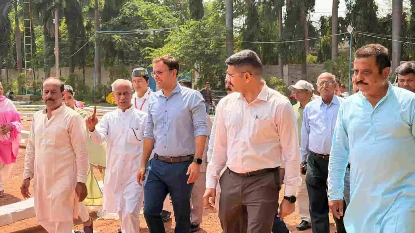 तस्वीर में दिख रही प्रशासनिक टीम और पुलिस अधिकारी मैदान में चलकर व्यवस्थाओं का जायजा ले रहे हैं। तस्वीर में दिख रही प्रशासनिक टीम और पुलिस अधिकारी मैदान में चलकर व्यवस्थाओं का जायजा ले रहे हैं।