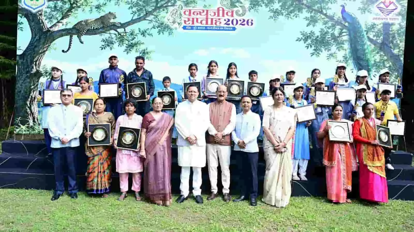 तस्वीर में देहरादून में वन्यजीव सप्ताह-2026 के कार्यक्रम के दौरान मुख्यमंत्री और अन्य गणमान्य लोग सम्मानित लोगों के साथ खड़े हैं। तस्वीर में देहरादून में वन्यजीव सप्ताह-2026 के कार्यक्रम के दौरान मुख्यमंत्री और अन्य गणमान्य लोग सम्मानित लोगों के साथ खड़े हैं।