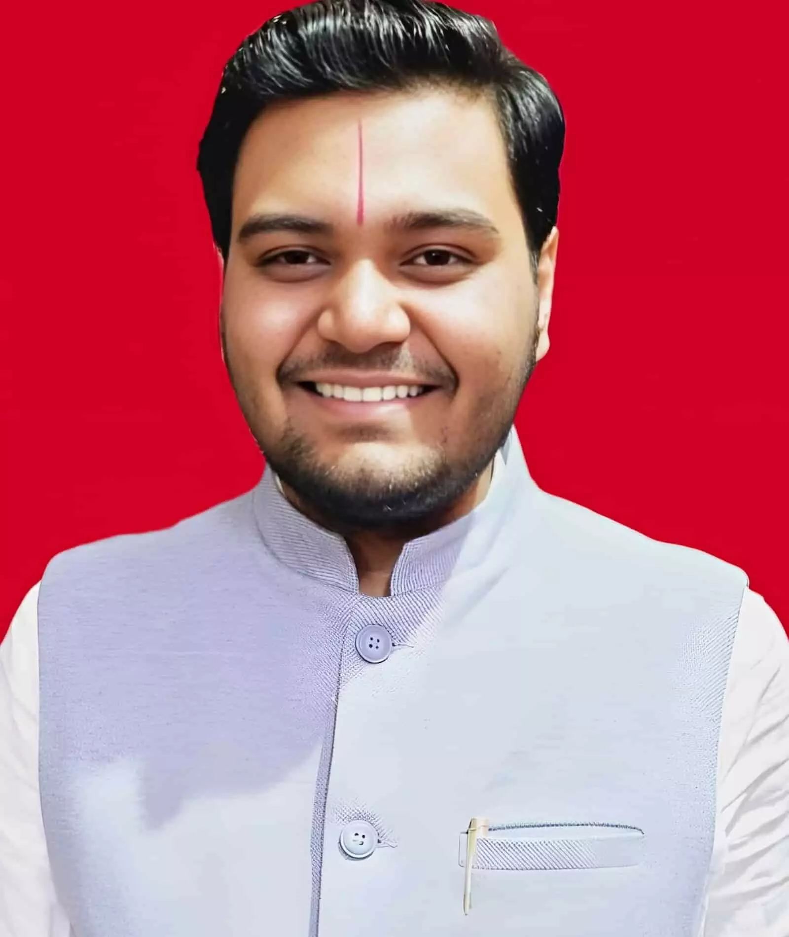 तस्वीर में दिख रही शख्सियत तुषार दुबे लाल पृष्ठभूमि के आगे मुस्कुराते हुए खड़े हैं। तस्वीर में दिख रही शख्सियत तुषार दुबे लाल पृष्ठभूमि के आगे मुस्कुराते हुए खड़े हैं।