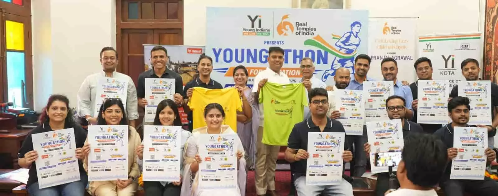 तस्वीर में यंगथॉन मैराथन के आयोजक उम्मेद क्लब में पोस्टर और टी-शर्ट प्रदर्शित करते दिख रहे हैं। तस्वीर में यंगथॉन मैराथन के आयोजक उम्मेद क्लब में पोस्टर और टी-शर्ट प्रदर्शित करते दिख रहे हैं।