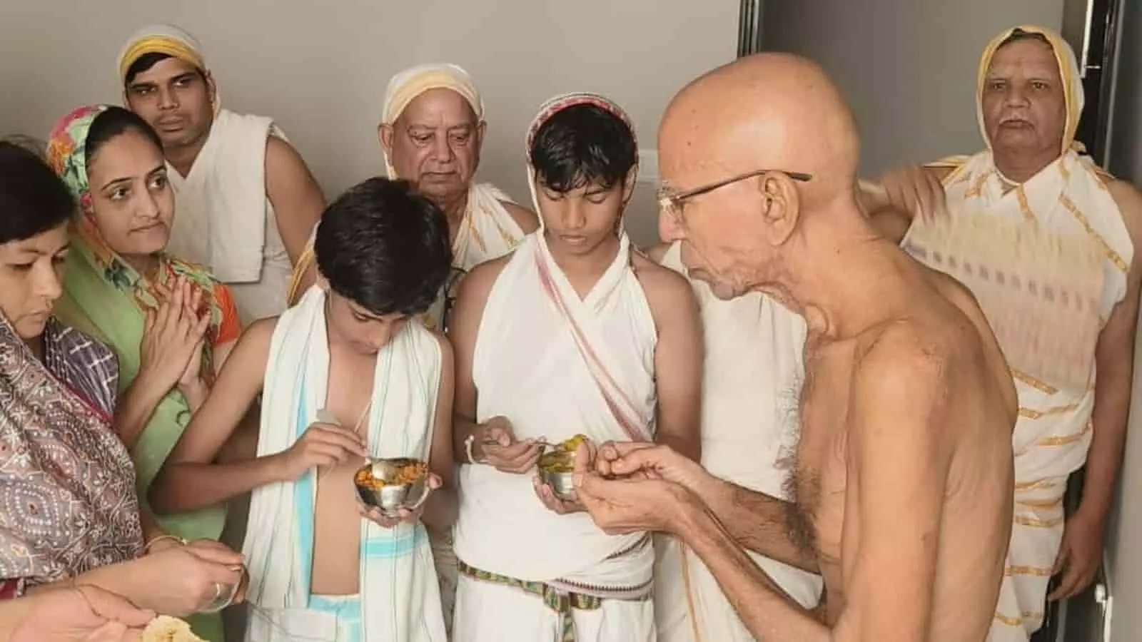 कोटा में धार्मिक आयोजन के दौरान जैन मुनि को आहार अर्पित करते श्रद्धालु और सदस्य। कोटा में धार्मिक आयोजन के दौरान जैन मुनि को आहार अर्पित करते श्रद्धालु और सदस्य।