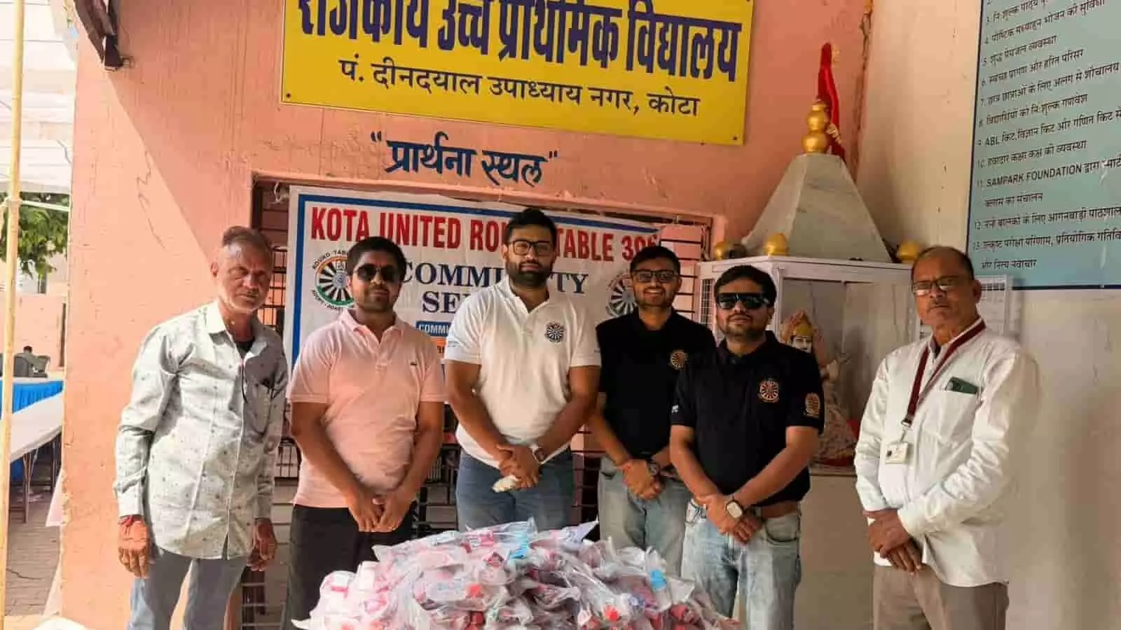 तस्वीर में दिख रहे कोटा यूनाइटेड राउंड टेबल के सदस्य बांटे जाने वाले डेंटल किट के पास खड़े हैं। तस्वीर में दिख रहे कोटा यूनाइटेड राउंड टेबल के सदस्य बांटे जाने वाले डेंटल किट के पास खड़े हैं।