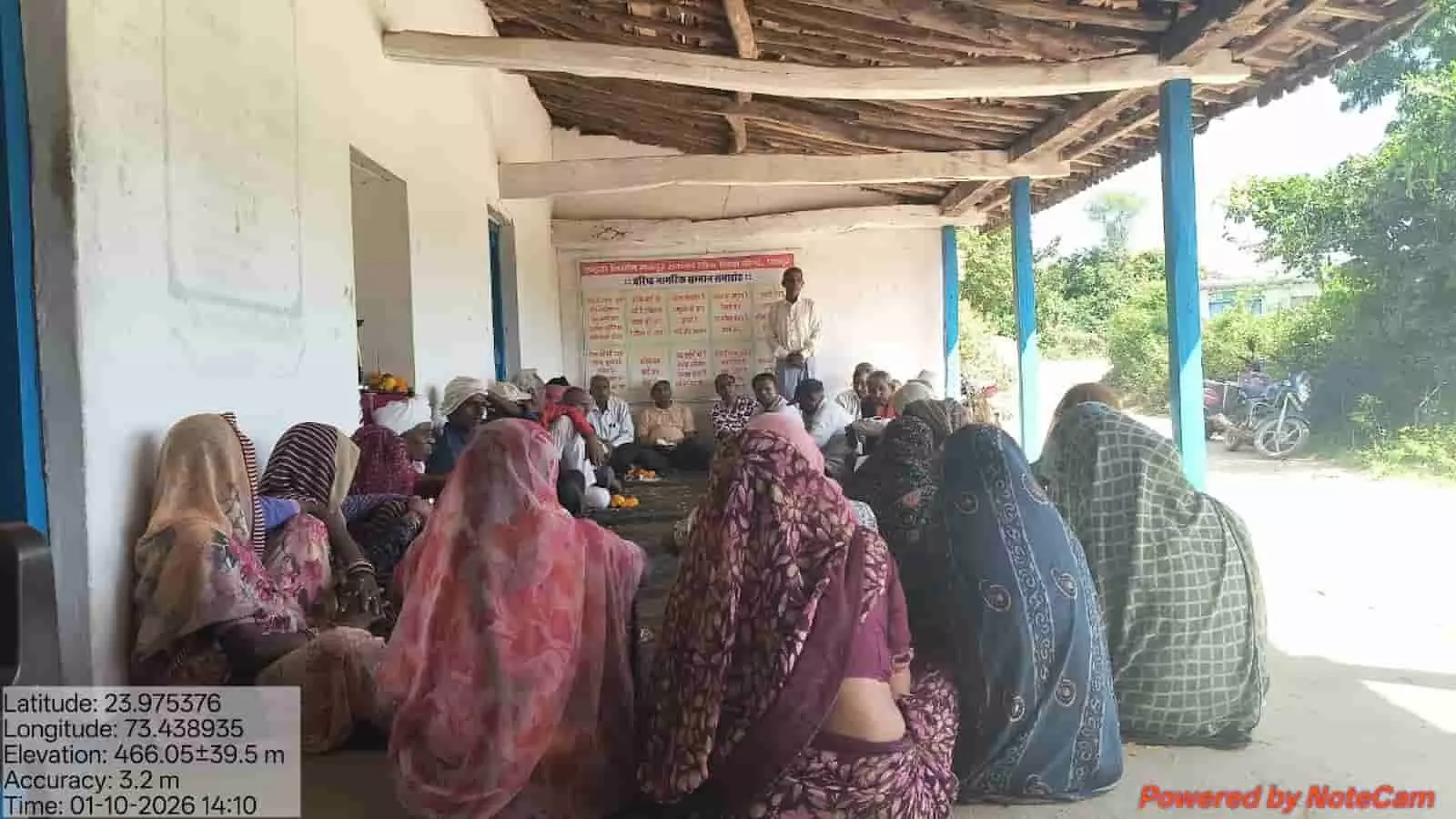 तस्वीर में ग्राम पंचायत पहाड़ा में विधिक जागरूकता शिविर के दौरान बैठे वरिष्ठ नागरिक दिख रहे हैं। तस्वीर में ग्राम पंचायत पहाड़ा में विधिक जागरूकता शिविर के दौरान बैठे वरिष्ठ नागरिक दिख रहे हैं।