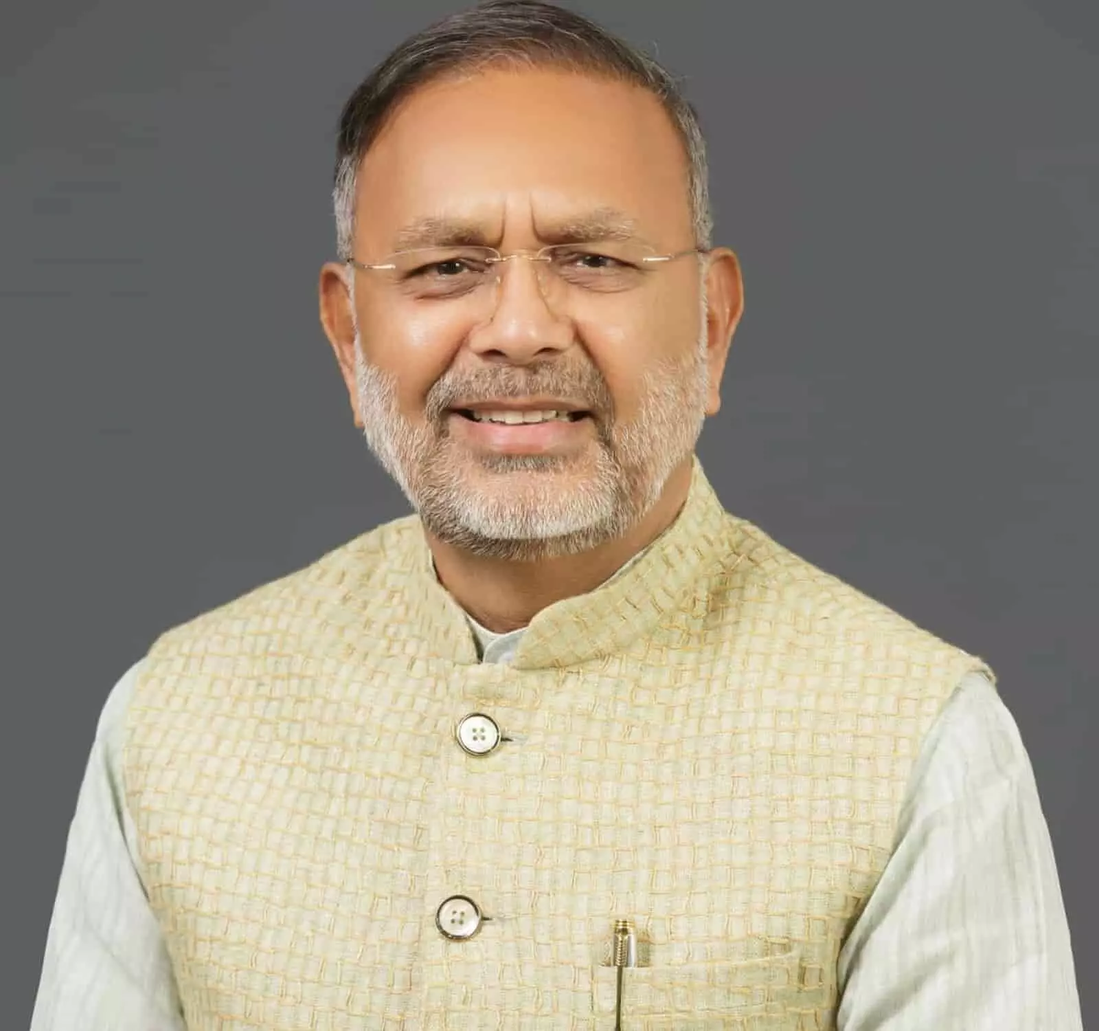 ग्रे बैकग्राउंड के सामने चश्मा और नेहरू जैकेट पहने खड़े राजस्थान के ऊर्जा मंत्री हीरालाल नागर। ग्रे बैकग्राउंड के सामने चश्मा और नेहरू जैकेट पहने खड़े राजस्थान के ऊर्जा मंत्री हीरालाल नागर।