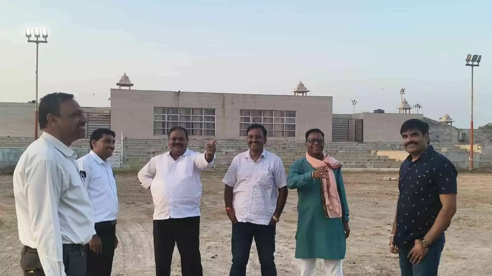 तस्वीर में बाएं से दाएं खड़े विहिप पदाधिकारी खुले मैदान में कार्यक्रम स्थल का निरीक्षण कर रहे हैं। तस्वीर में बाएं से दाएं खड़े विहिप पदाधिकारी खुले मैदान में कार्यक्रम स्थल का निरीक्षण कर रहे हैं।
