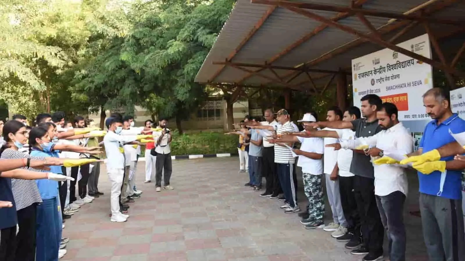 राजस्थान केंद्रीय विश्वविद्यालय परिसर में स्वच्छता शपथ लेते छात्र और शिक्षक। राजस्थान केंद्रीय विश्वविद्यालय परिसर में स्वच्छता शपथ लेते छात्र और शिक्षक।