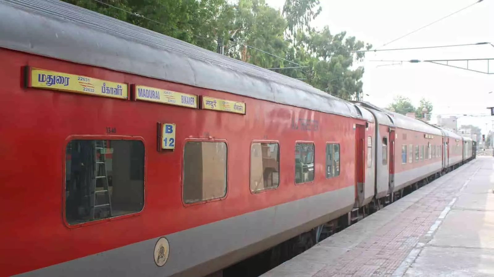 तस्वीर में रेलवे स्टेशन के प्लेटफॉर्म पर खड़ी ट्रेन नजर आ रही है। तस्वीर में रेलवे स्टेशन के प्लेटफॉर्म पर खड़ी ट्रेन नजर आ रही है।