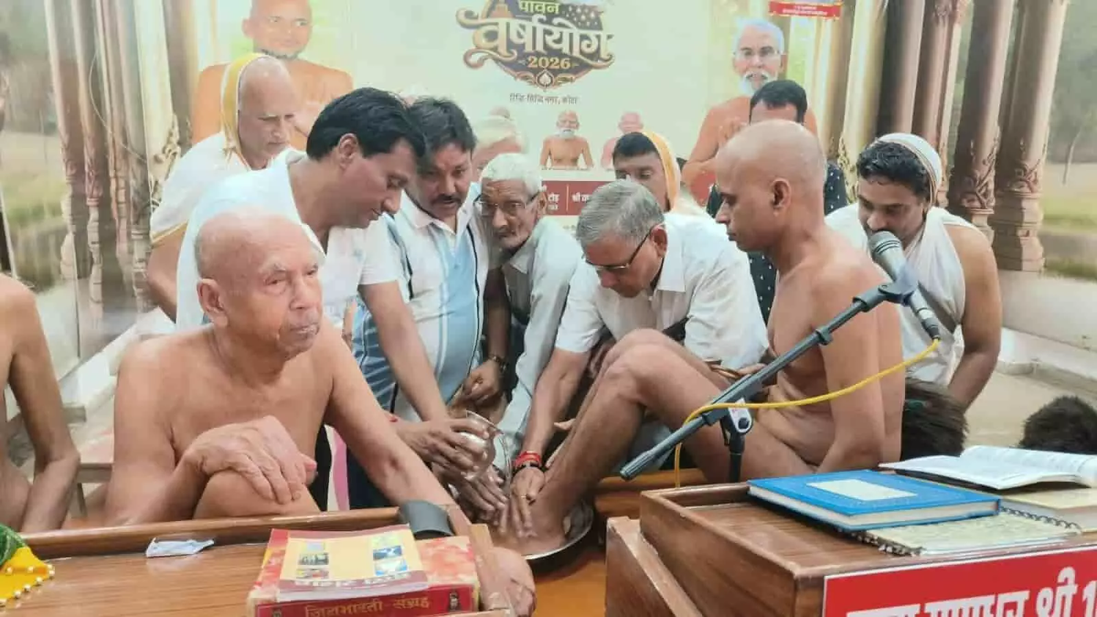 तस्वीर में मंदिर परिसर में श्रद्धालु जैन मुनि के चरणों को जल से धोते हुए नजर आ रहे हैं। तस्वीर में मंदिर परिसर में श्रद्धालु जैन मुनि के चरणों को जल से धोते हुए नजर आ रहे हैं।