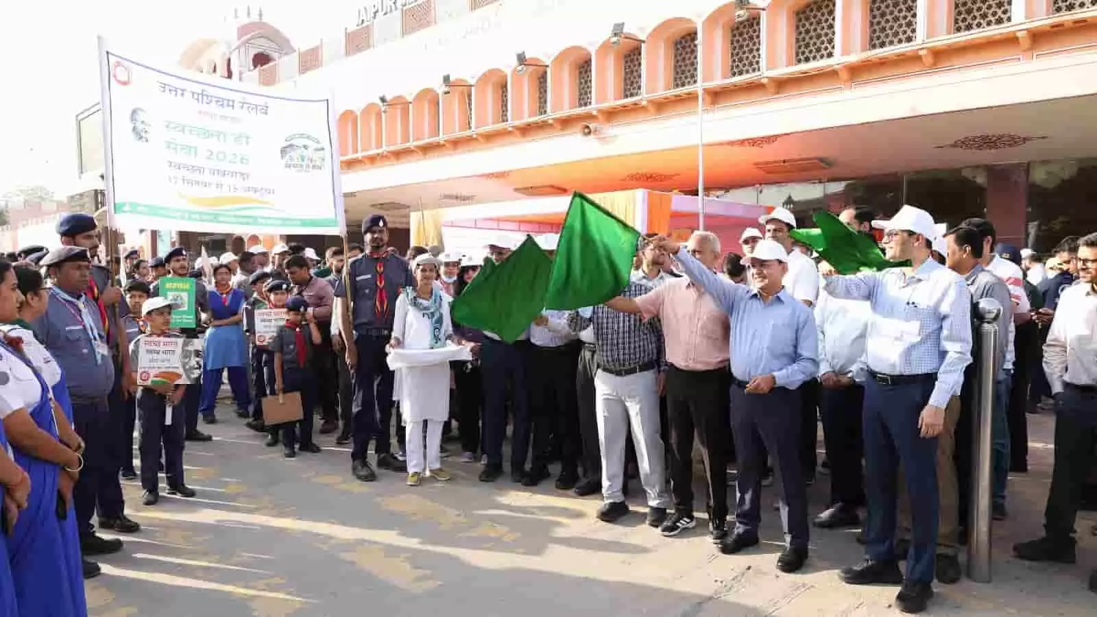 उत्तर पश्चिम रेलवे के महाप्रबंधक जयपुर स्टेशन पर हरी झंडी दिखाकर रैली रवाना कर रहे हैं। उत्तर पश्चिम रेलवे के महाप्रबंधक जयपुर स्टेशन पर हरी झंडी दिखाकर रैली रवाना कर रहे हैं।