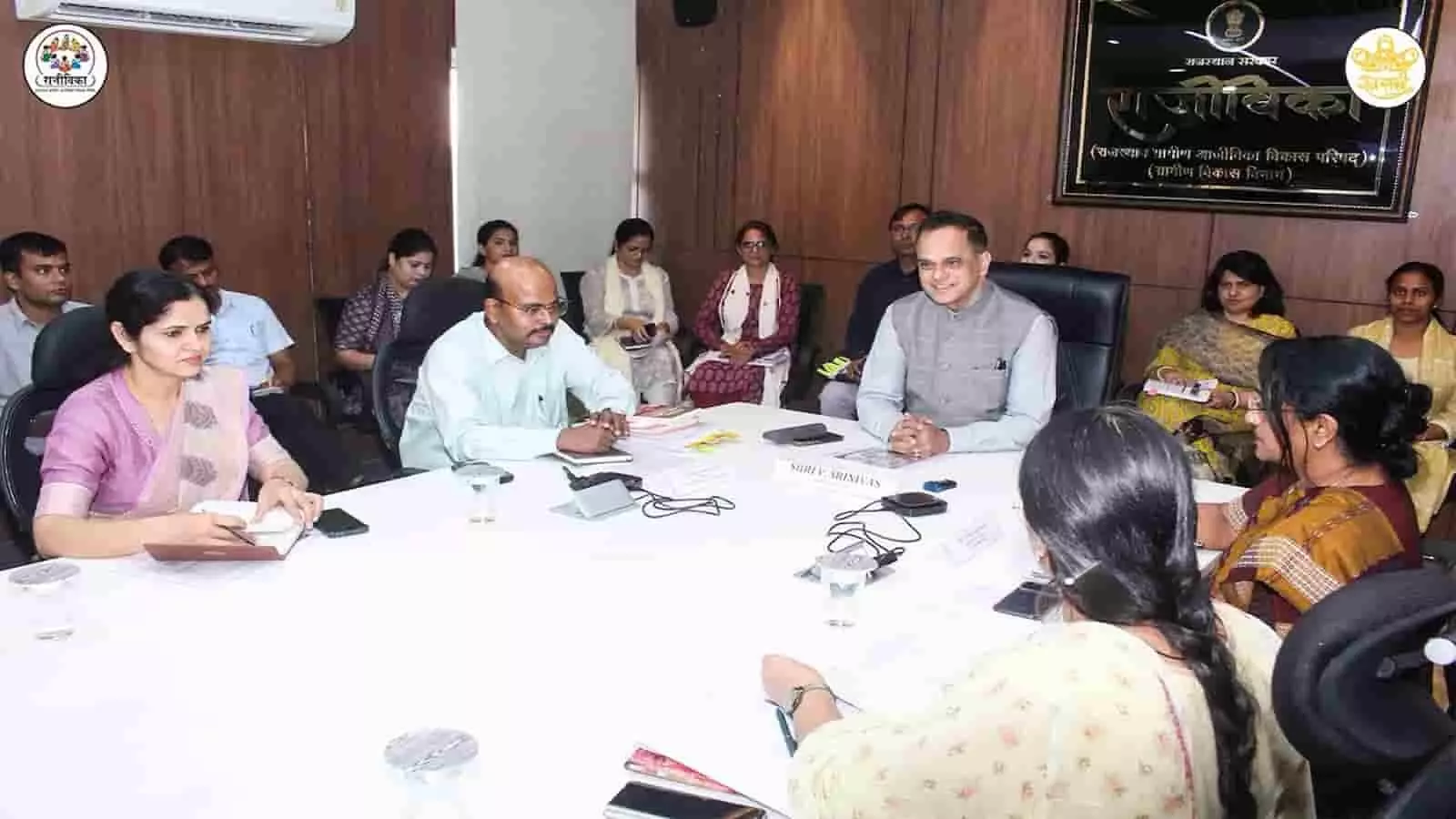 उद्योग भवन जयपुर में राजीविका समीक्षा बैठक के दौरान मुख्य सचिव और अन्य अधिकारी बैठे हुए दिख रहे हैं. उद्योग भवन जयपुर में राजीविका समीक्षा बैठक के दौरान मुख्य सचिव और अन्य अधिकारी बैठे हुए दिख रहे हैं.
