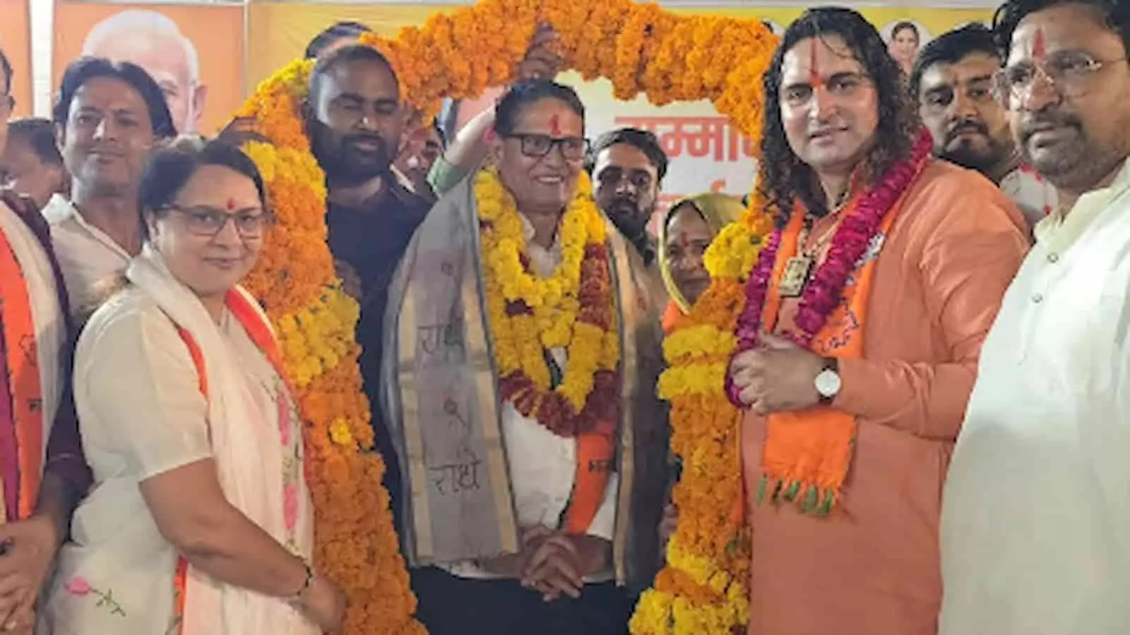 तस्वीर में स्वामी बालमुकुंदाचार्य और महापौर सुनील कोठारी जयपुर में आयोजित अभिनंदन समारोह में दिख रहे हैं. तस्वीर में स्वामी बालमुकुंदाचार्य और महापौर सुनील कोठारी जयपुर में आयोजित अभिनंदन समारोह में दिख रहे हैं.