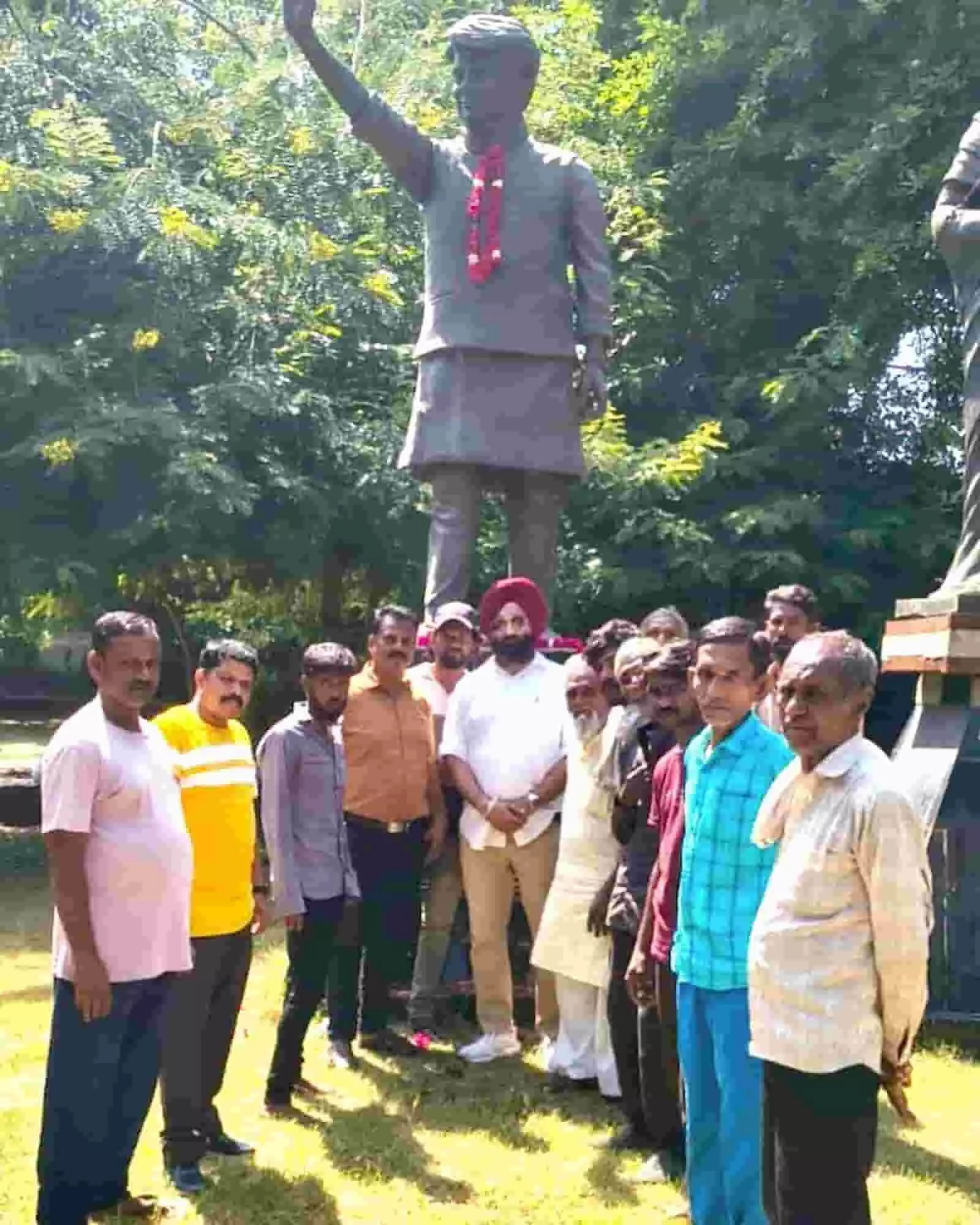 तस्वीर में दिख रही माधवराव सिंधिया की प्रतिमा के पास लोग श्रद्धांजलि देने खड़े हैं। तस्वीर में दिख रही माधवराव सिंधिया की प्रतिमा के पास लोग श्रद्धांजलि देने खड़े हैं।