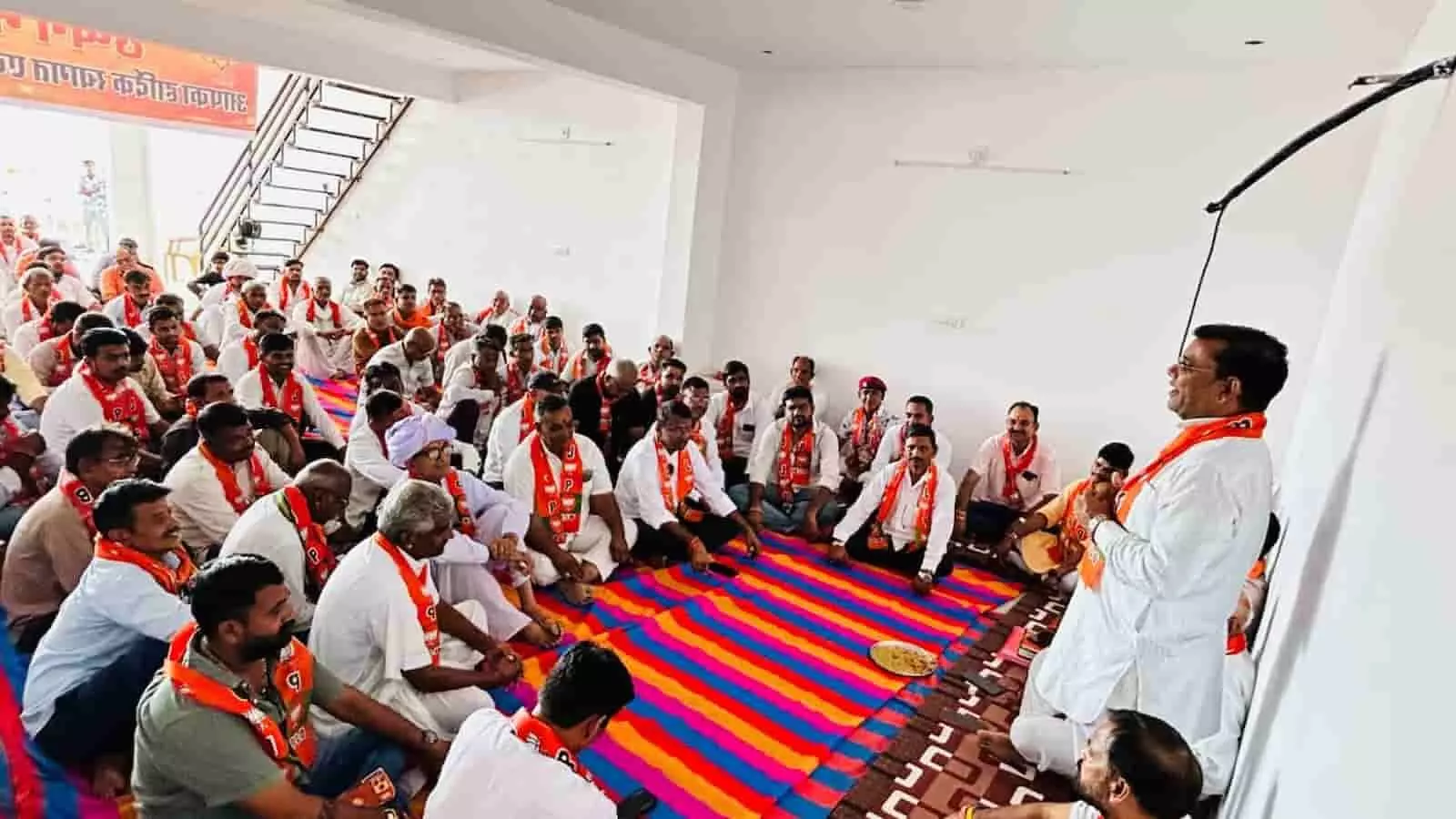 तस्वीर में दिख रहे भाजपा जिलाध्यक्ष चंद्रशेखर जोशी सलूंबर में मौजूद कार्यकर्ताओं को संबोधित कर रहे हैं। तस्वीर में दिख रहे भाजपा जिलाध्यक्ष चंद्रशेखर जोशी सलूंबर में मौजूद कार्यकर्ताओं को संबोधित कर रहे हैं।