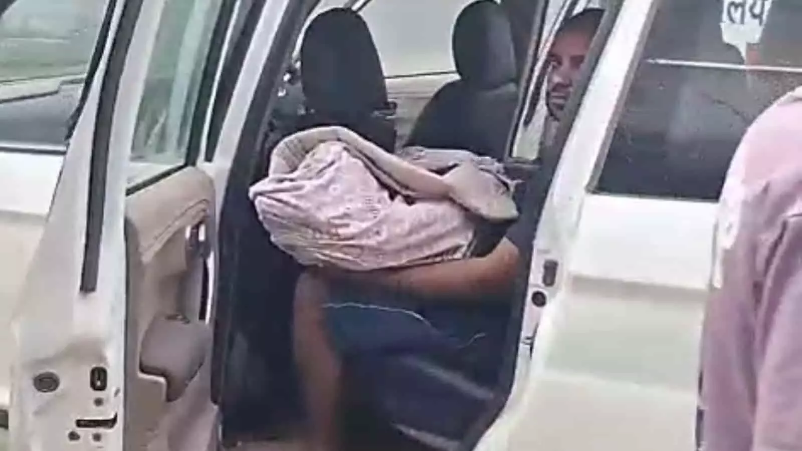 तस्वीर में नरसिंहपुर के खमतरा गांव की घटना से जुड़ी एक सफेद गाड़ी और लोग दिखाई दे रहे हैं। तस्वीर में नरसिंहपुर के खमतरा गांव की घटना से जुड़ी एक सफेद गाड़ी और लोग दिखाई दे रहे हैं।