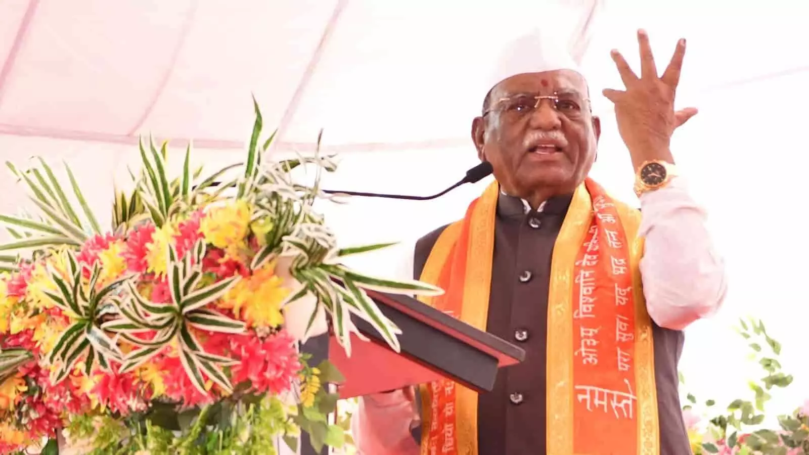 तस्वीर में दिख रहे राजस्थान के राज्यपाल हरिभाऊ बागडे माइक के पास खड़े होकर संबोधित कर रहे हैं। तस्वीर में दिख रहे राजस्थान के राज्यपाल हरिभाऊ बागडे माइक के पास खड़े होकर संबोधित कर रहे हैं।