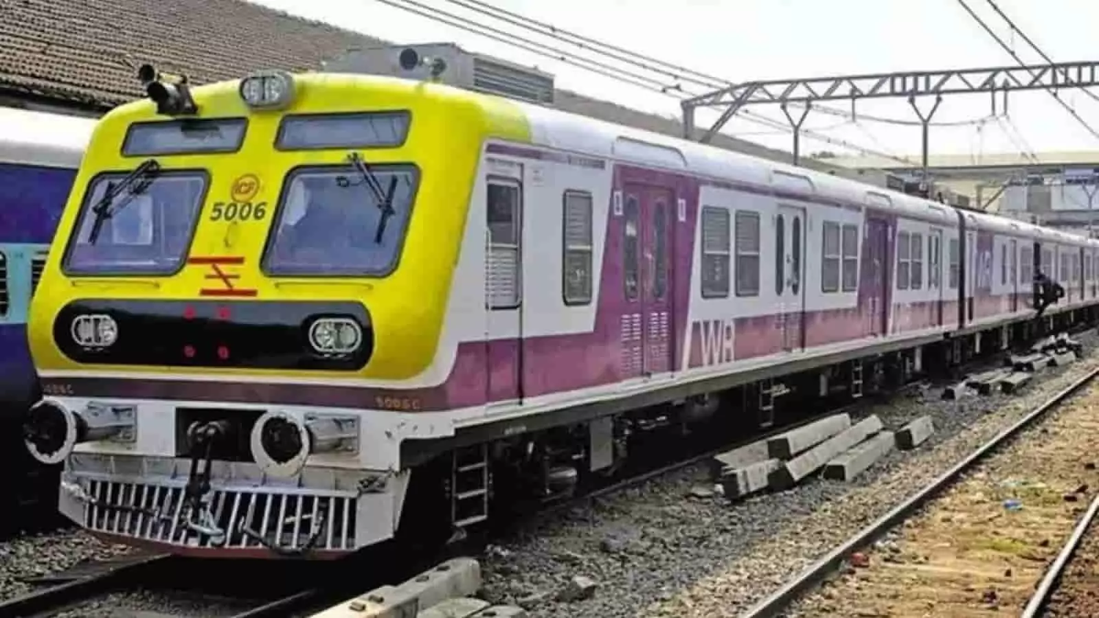 तस्वीर में ट्रैक पर खड़ी पश्चिम रेलवे की लोकल ट्रेन दिख रही है। तस्वीर में ट्रैक पर खड़ी पश्चिम रेलवे की लोकल ट्रेन दिख रही है।