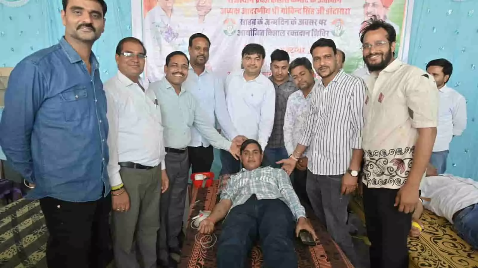बड़ीसादड़ी में रक्तदान शिविर के दौरान कांग्रेस कार्यकर्ता और पदाधिकारी नजर आ रहे हैं। बड़ीसादड़ी में रक्तदान शिविर के दौरान कांग्रेस कार्यकर्ता और पदाधिकारी नजर आ रहे हैं।