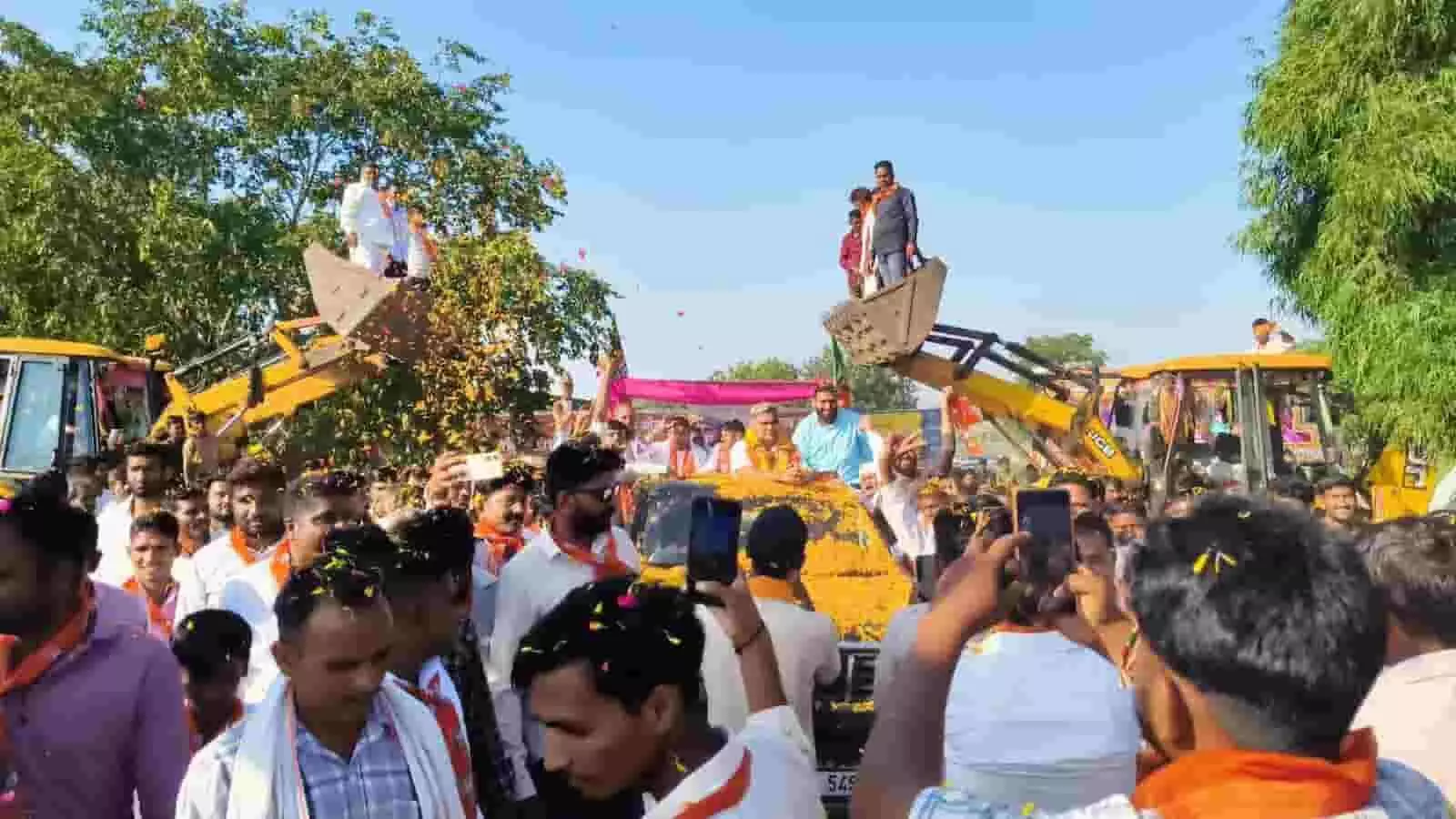 तस्वीर में प्रतापगढ़ के बारावरदा में सहकारिता मंत्री गौतम दक का स्वागत करते हुए लोग दिखाई दे रहे हैं. तस्वीर में प्रतापगढ़ के बारावरदा में सहकारिता मंत्री गौतम दक का स्वागत करते हुए लोग दिखाई दे रहे हैं.