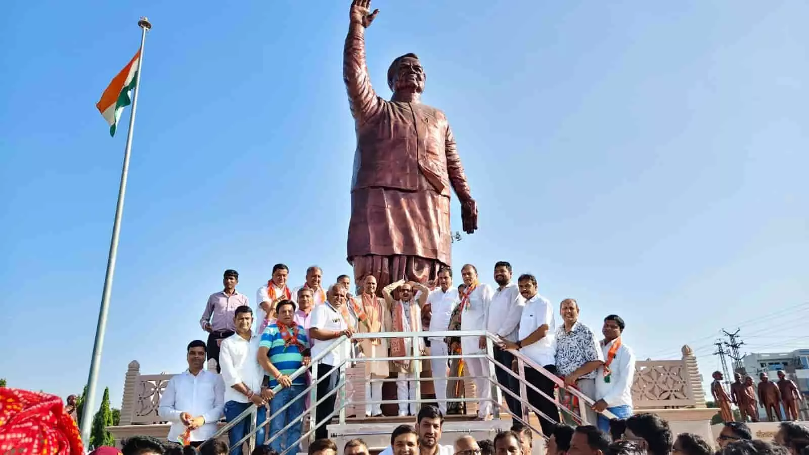 तस्वीर में अटल स्मृति सर्कल पर प्रतिमा के पास खड़े भाजपा नेता और कार्यकर्ता दिख रहे हैं। तस्वीर में अटल स्मृति सर्कल पर प्रतिमा के पास खड़े भाजपा नेता और कार्यकर्ता दिख रहे हैं।