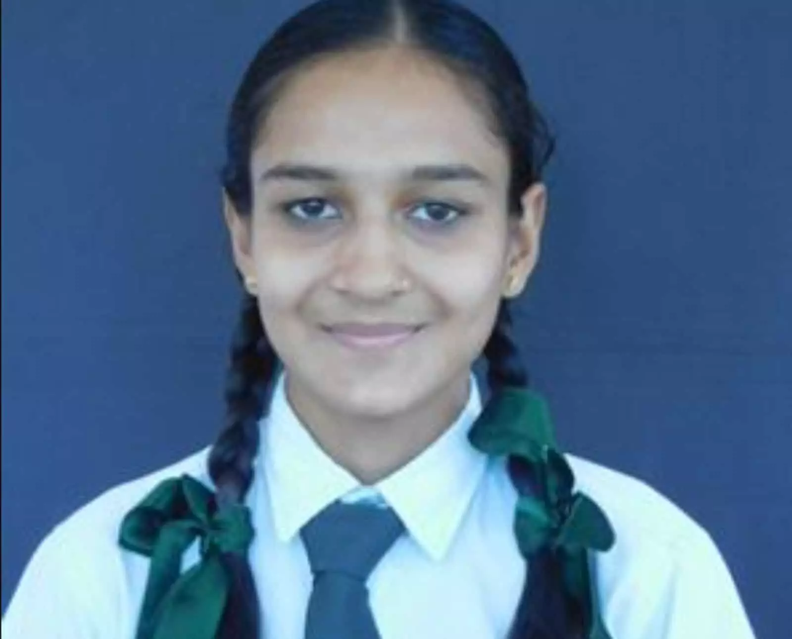 तस्वीर में छात्रा वंशिका जैन स्कूल यूनिफॉर्म में दिखाई दे रही हैं। तस्वीर में छात्रा वंशिका जैन स्कूल यूनिफॉर्म में दिखाई दे रही हैं।