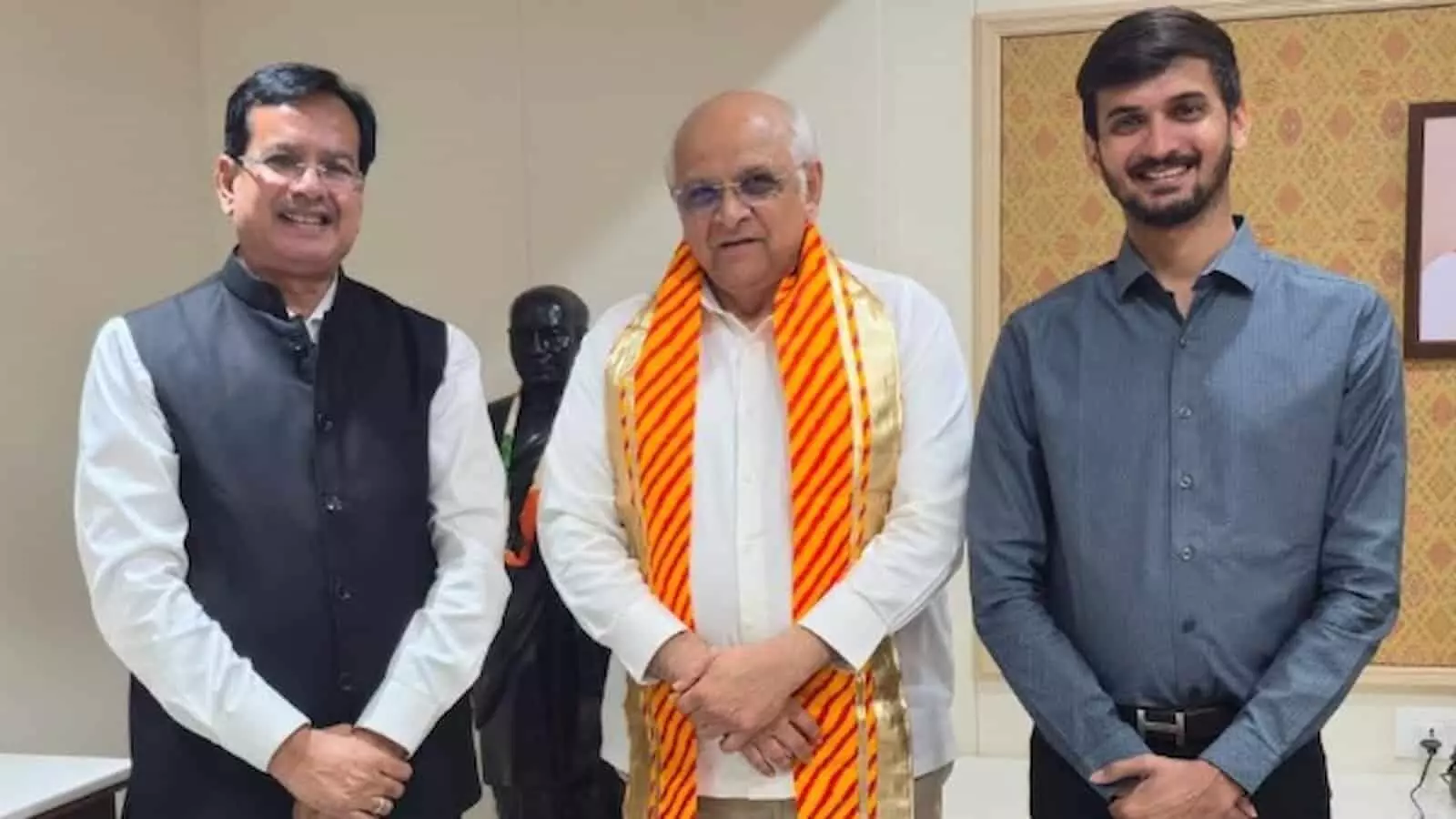 तस्वीर में कमलेश ढेलावत, मुख्यमंत्री भूपेंद्र पटेल और रोहन ढेलावत गांधीनगर में दिख रहे हैं। तस्वीर में कमलेश ढेलावत, मुख्यमंत्री भूपेंद्र पटेल और रोहन ढेलावत गांधीनगर में दिख रहे हैं।