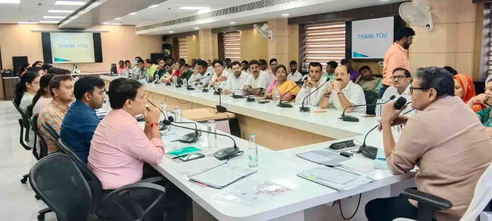 तस्वीर में महापौर सुनील कोठारी बैठक कक्ष में अधिकारियों के साथ चर्चा करते हुए दिख रहे हैं। तस्वीर में महापौर सुनील कोठारी बैठक कक्ष में अधिकारियों के साथ चर्चा करते हुए दिख रहे हैं।
