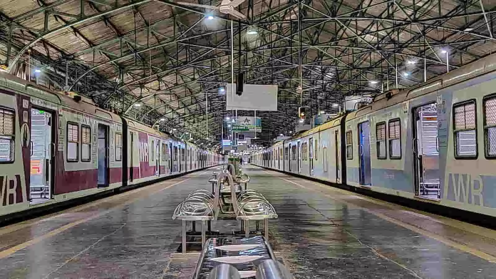 तस्वीर में रेलवे स्टेशन के प्लेटफॉर्म पर खड़ी लोकल ट्रेनें और स्टील की बेंचें दिख रही हैं। तस्वीर में रेलवे स्टेशन के प्लेटफॉर्म पर खड़ी लोकल ट्रेनें और स्टील की बेंचें दिख रही हैं।