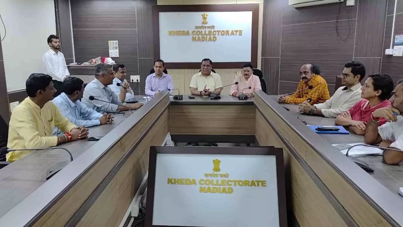 तस्वीर में दिख रही बैठक हॉल में सांसद देवुसिंह चौहान और रेलवे अधिकारी चर्चा में शामिल हैं। तस्वीर में दिख रही बैठक हॉल में सांसद देवुसिंह चौहान और रेलवे अधिकारी चर्चा में शामिल हैं।