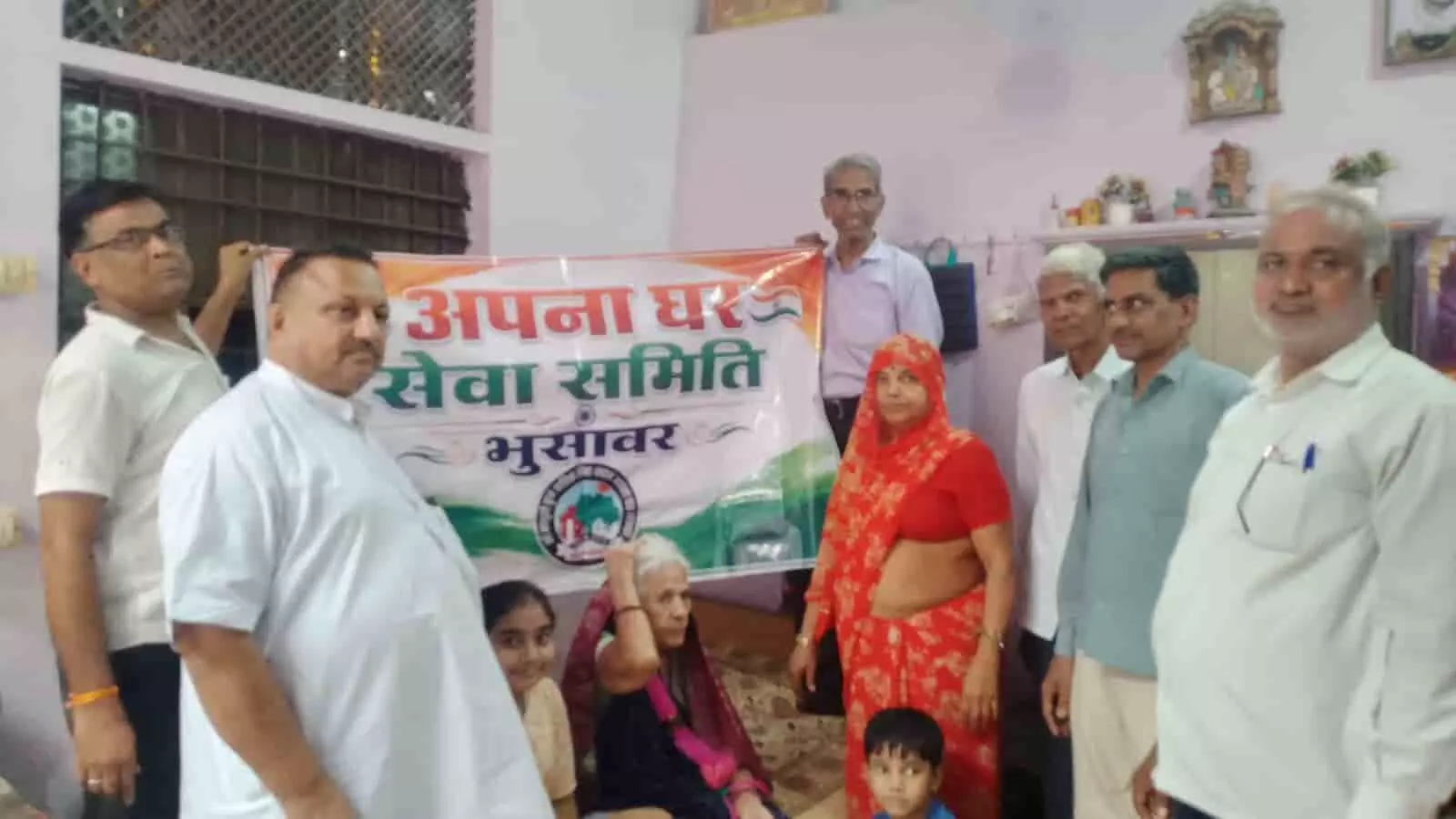 तस्वीर में समिति के सदस्य भुसावर में वरिष्ठ नागरिकों का घर-घर जाकर सम्मान कर रहे हैं। तस्वीर में समिति के सदस्य भुसावर में वरिष्ठ नागरिकों का घर-घर जाकर सम्मान कर रहे हैं।