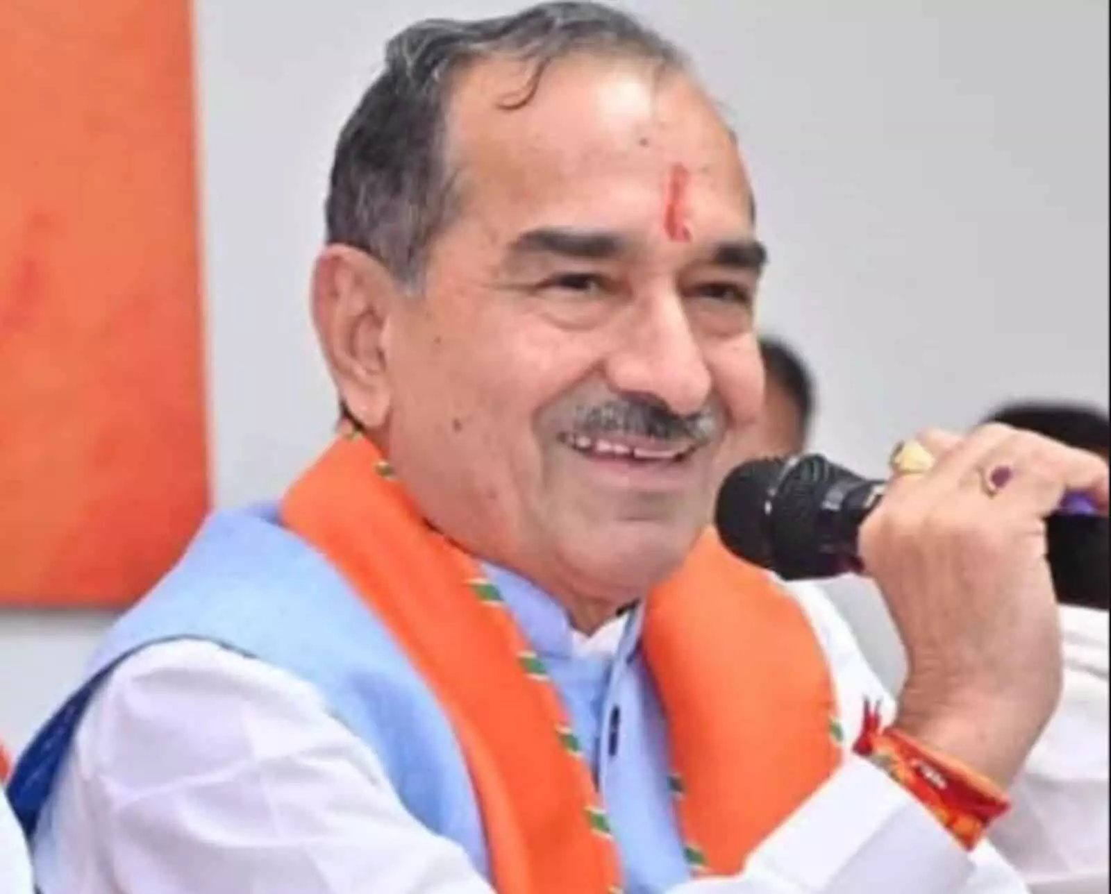 तस्वीर में भाजपा प्रदेश अध्यक्ष मदन राठौड़ एक कार्यक्रम में माइक पकड़े हुए दिखाई दे रहे हैं. तस्वीर में भाजपा प्रदेश अध्यक्ष मदन राठौड़ एक कार्यक्रम में माइक पकड़े हुए दिखाई दे रहे हैं.