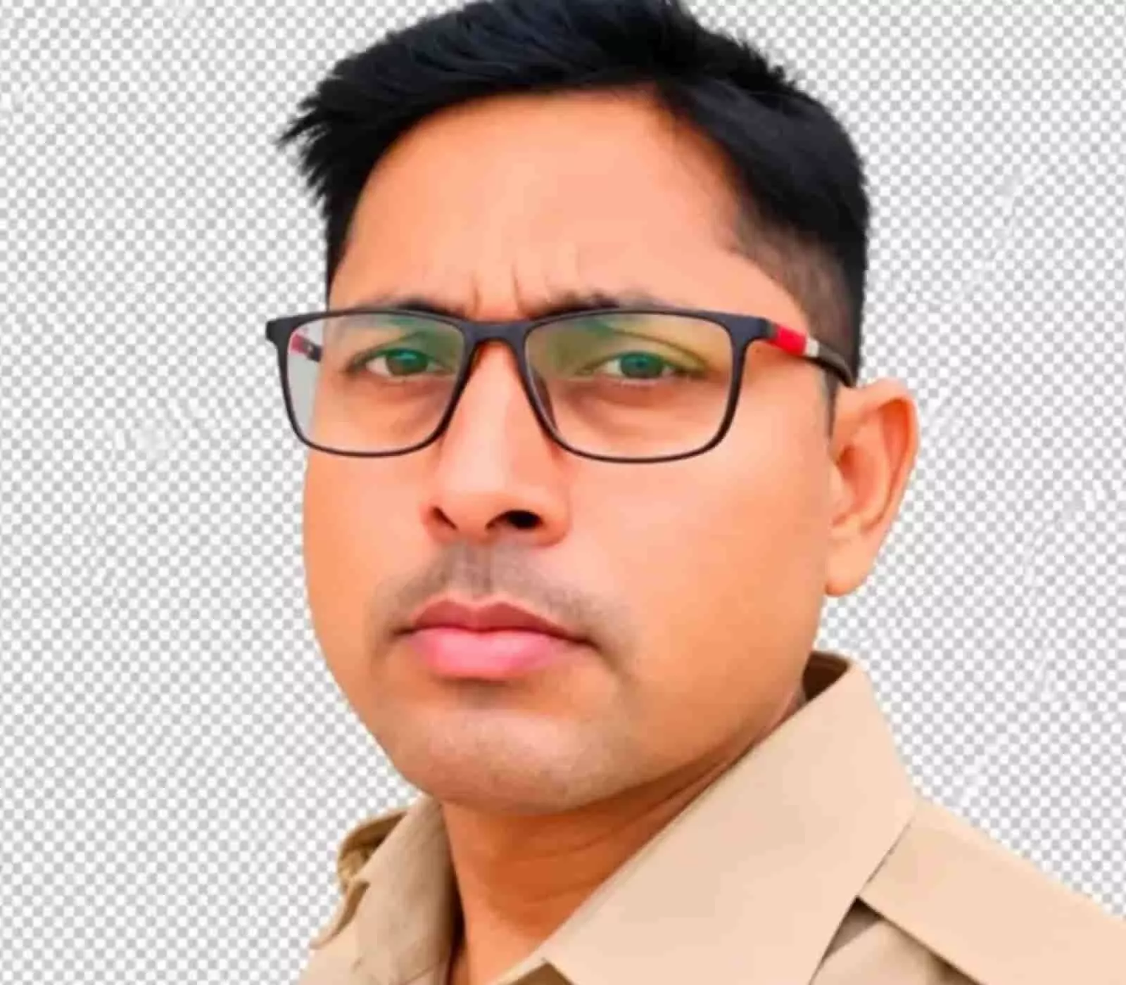 तस्वीर में दिख रहे मुख्य आरक्षी चंदन सिंह चश्मा और पुलिस वर्दी पहने सामने देख रहे हैं। तस्वीर में दिख रहे मुख्य आरक्षी चंदन सिंह चश्मा और पुलिस वर्दी पहने सामने देख रहे हैं।