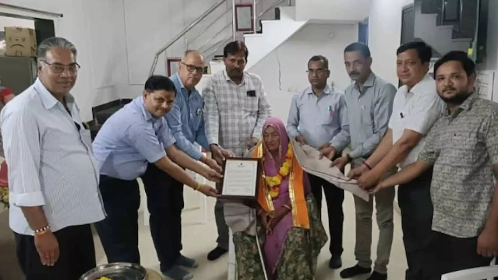 तस्वीर में दिख रही बुजुर्ग महिला को उनके घर में प्रशासनिक अधिकारी और बीएलओ सम्मानित कर रहे हैं। तस्वीर में दिख रही बुजुर्ग महिला को उनके घर में प्रशासनिक अधिकारी और बीएलओ सम्मानित कर रहे हैं।