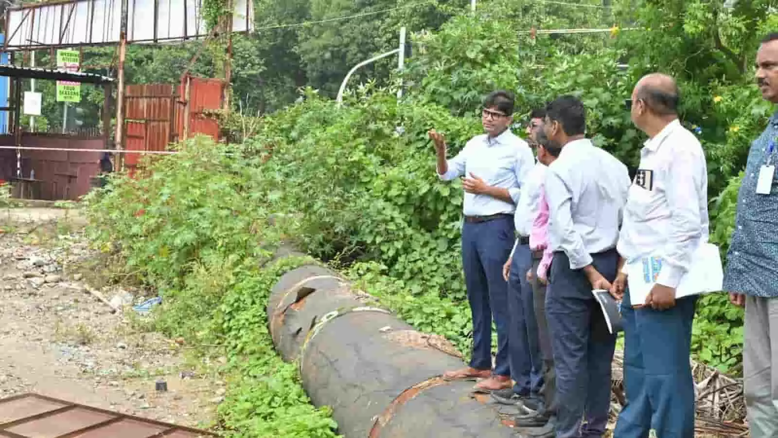 तस्वीर में अधिकारी मुंबई के वरली में फ्लाईओवर परियोजना स्थल का निरीक्षण करते दिख रहे हैं। तस्वीर में अधिकारी मुंबई के वरली में फ्लाईओवर परियोजना स्थल का निरीक्षण करते दिख रहे हैं।