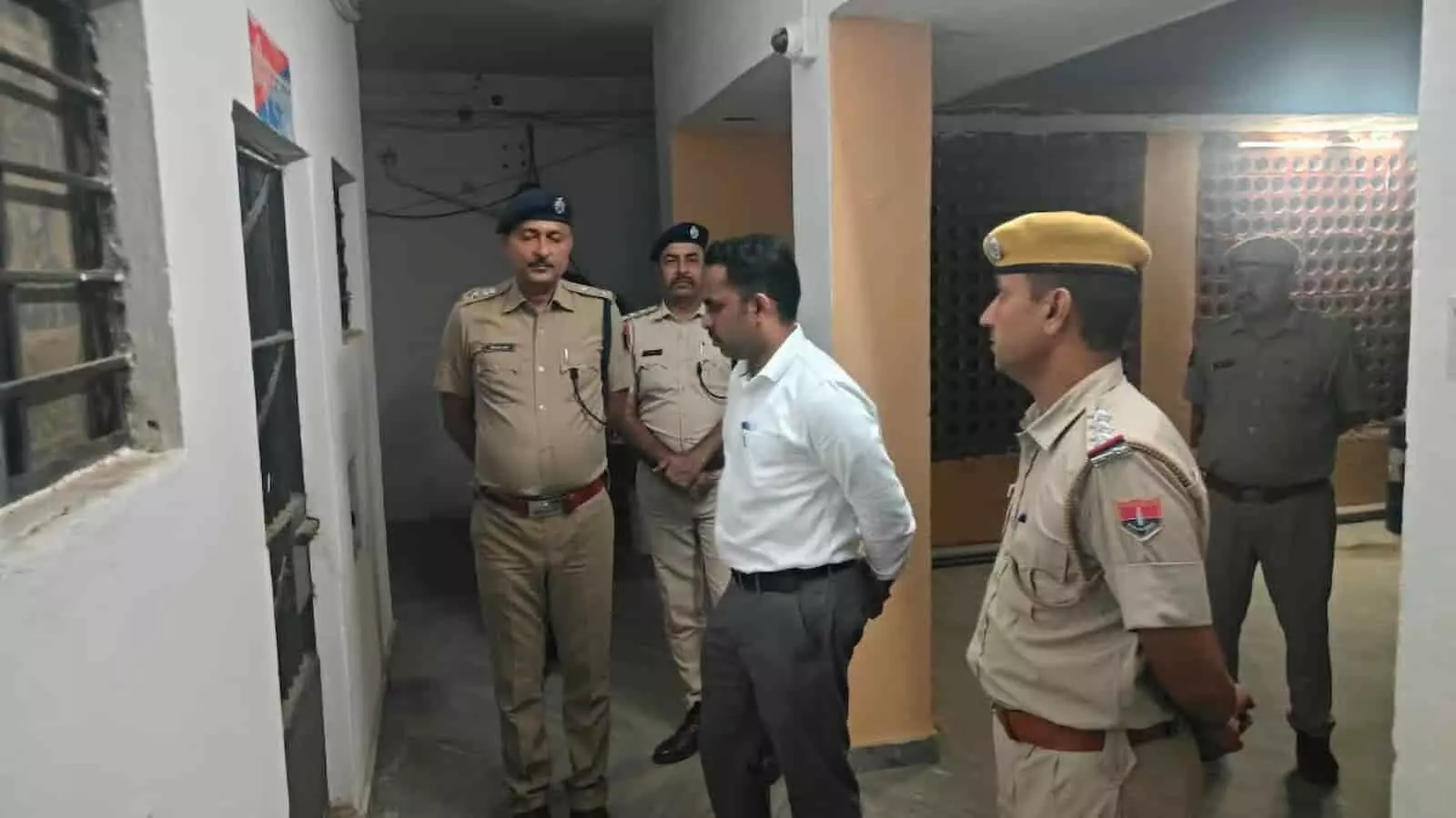 तस्वीर में जिला कलक्टर और पुलिस अधीक्षक सलूंबर थाने के भीतर निरीक्षण करते दिख रहे हैं। तस्वीर में जिला कलक्टर और पुलिस अधीक्षक सलूंबर थाने के भीतर निरीक्षण करते दिख रहे हैं।
