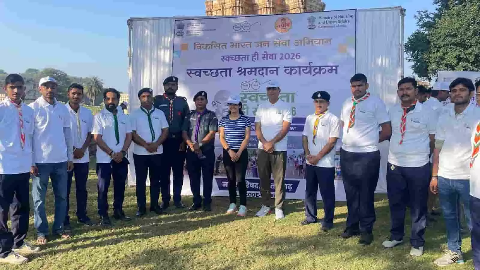 तस्वीर में दिख रही कतार में बाएं से दाएं खड़े प्रतिभागी स्वच्छता बैनर के सामने उपस्थित हैं। तस्वीर में दिख रही कतार में बाएं से दाएं खड़े प्रतिभागी स्वच्छता बैनर के सामने उपस्थित हैं।