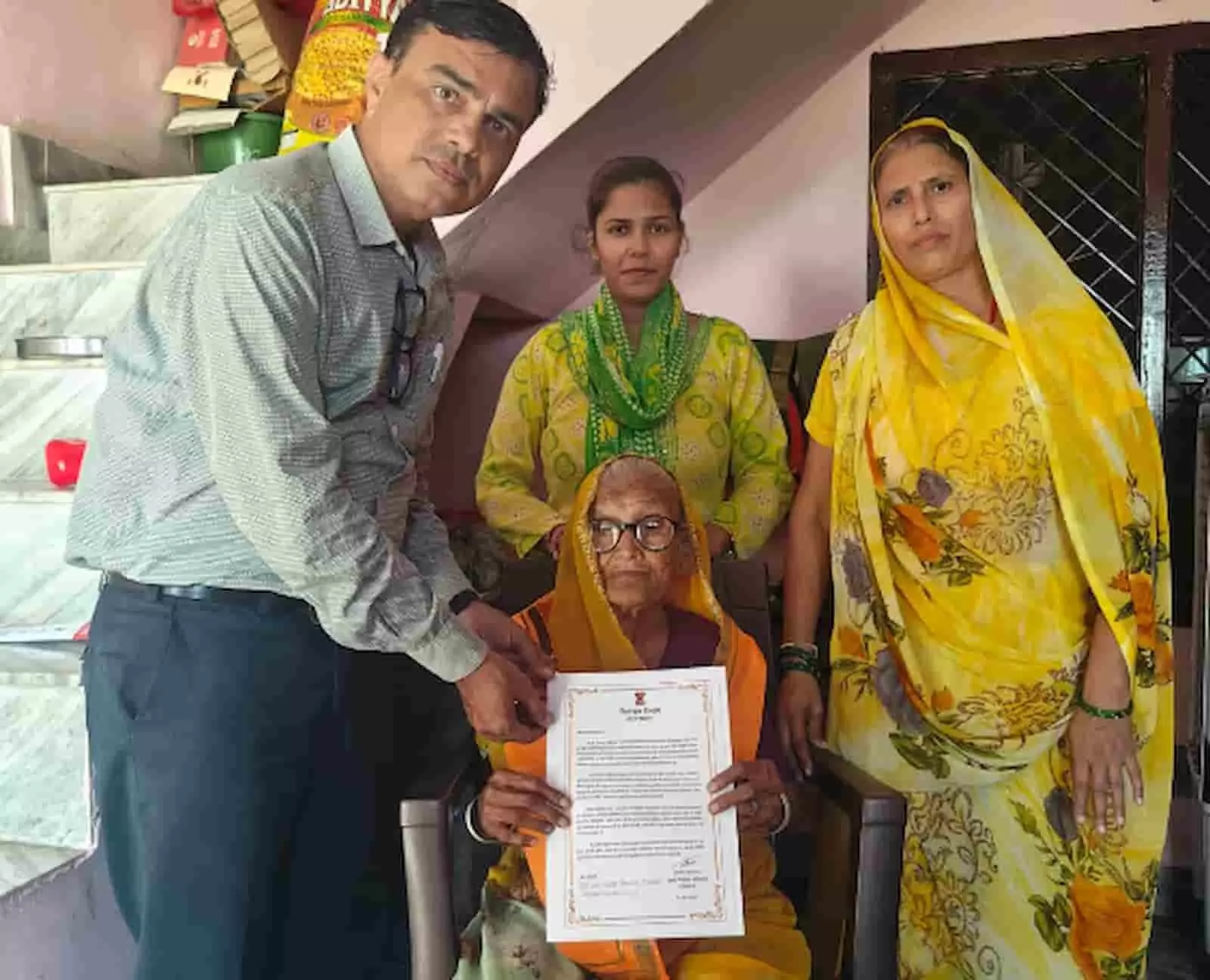 तस्वीर में सलूंबर में वयोवृद्ध महिला मतदाता को सम्मान पत्र देते हुए लोग दिख रहे हैं। तस्वीर में सलूंबर में वयोवृद्ध महिला मतदाता को सम्मान पत्र देते हुए लोग दिख रहे हैं।