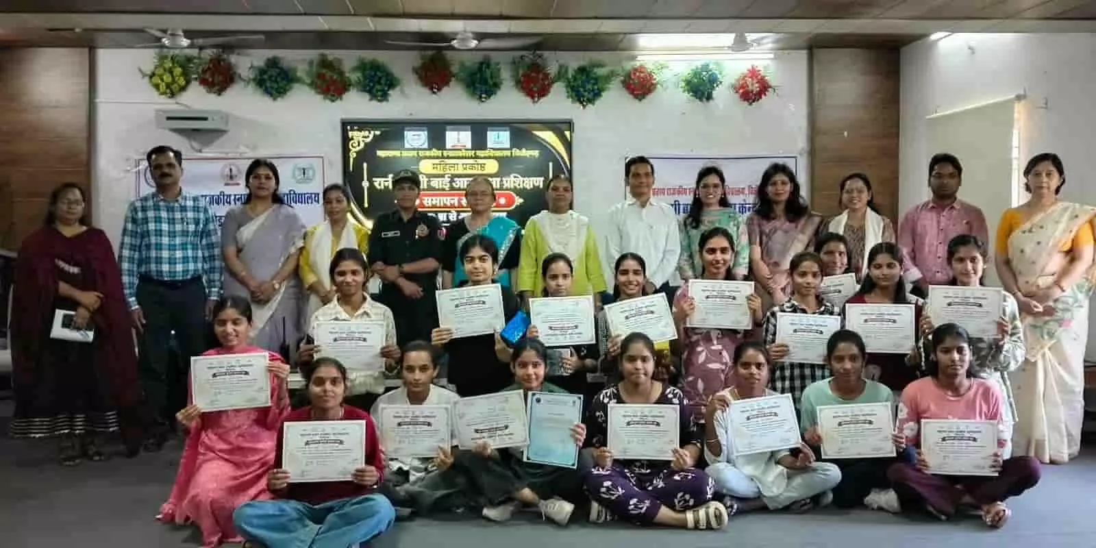 तस्वीर में दिख रही छात्राएं और कॉलेज फैकल्टी हॉल में प्रमाण पत्र के साथ समूह में खड़ी हैं। तस्वीर में दिख रही छात्राएं और कॉलेज फैकल्टी हॉल में प्रमाण पत्र के साथ समूह में खड़ी हैं।
