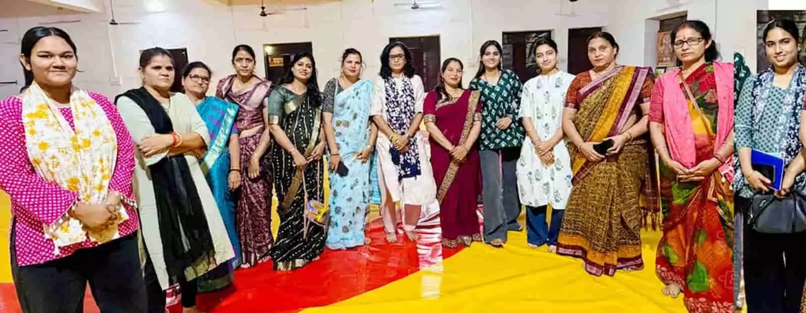 तस्वीर में चित्तौड़गढ़ स्थित हॉल में महिलाएं एक कतार में खड़ी दिखाई दे रही हैं। तस्वीर में चित्तौड़गढ़ स्थित हॉल में महिलाएं एक कतार में खड़ी दिखाई दे रही हैं।