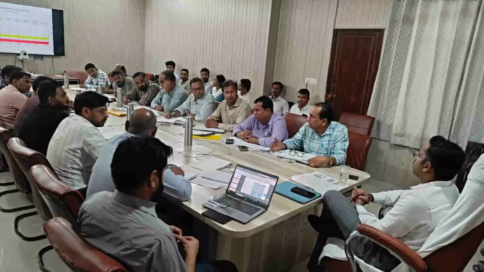 सलूंबर जिला स्वास्थ्य समिति की बैठक में चर्चा करते हुए अधिकारी और कर्मचारी। सलूंबर जिला स्वास्थ्य समिति की बैठक में चर्चा करते हुए अधिकारी और कर्मचारी।