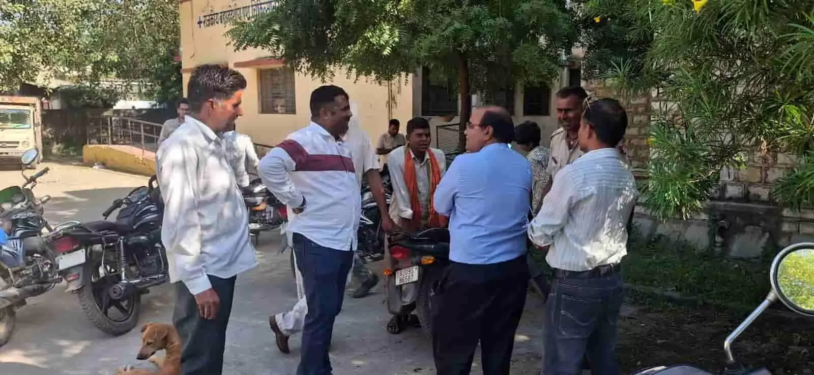 तस्वीर में बाईं से दाईं ओर कई लोग और पुलिसकर्मी चिकित्सालय परिसर के बाहर खड़े होकर चर्चा कर रहे हैं। तस्वीर में बाईं से दाईं ओर कई लोग और पुलिसकर्मी चिकित्सालय परिसर के बाहर खड़े होकर चर्चा कर रहे हैं।