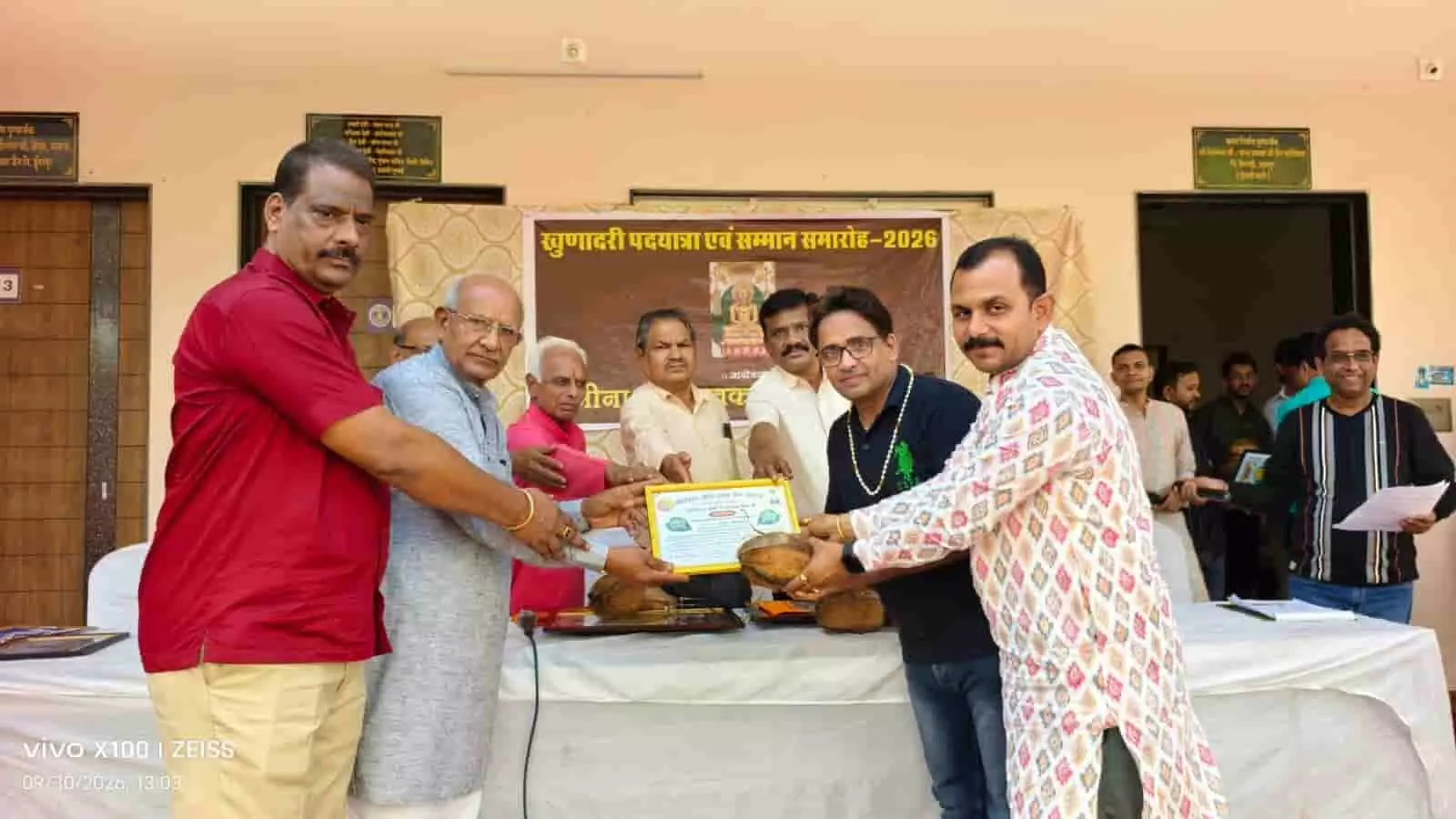 तस्वीर में अतिथिगण खेरवाड़ा में सम्मान समारोह के दौरान एक व्यक्ति को प्रशस्ति पत्र भेंट कर रहे हैं. तस्वीर में अतिथिगण खेरवाड़ा में सम्मान समारोह के दौरान एक व्यक्ति को प्रशस्ति पत्र भेंट कर रहे हैं.