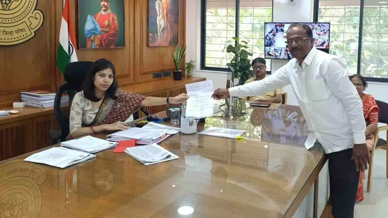 तस्वीर में एक अधिकारी को ज्ञापन सौंपते हुए कागल तालुका के प्रतिनिधिमंडल के सदस्य दिख रहे हैं। तस्वीर में एक अधिकारी को ज्ञापन सौंपते हुए कागल तालुका के प्रतिनिधिमंडल के सदस्य दिख रहे हैं।