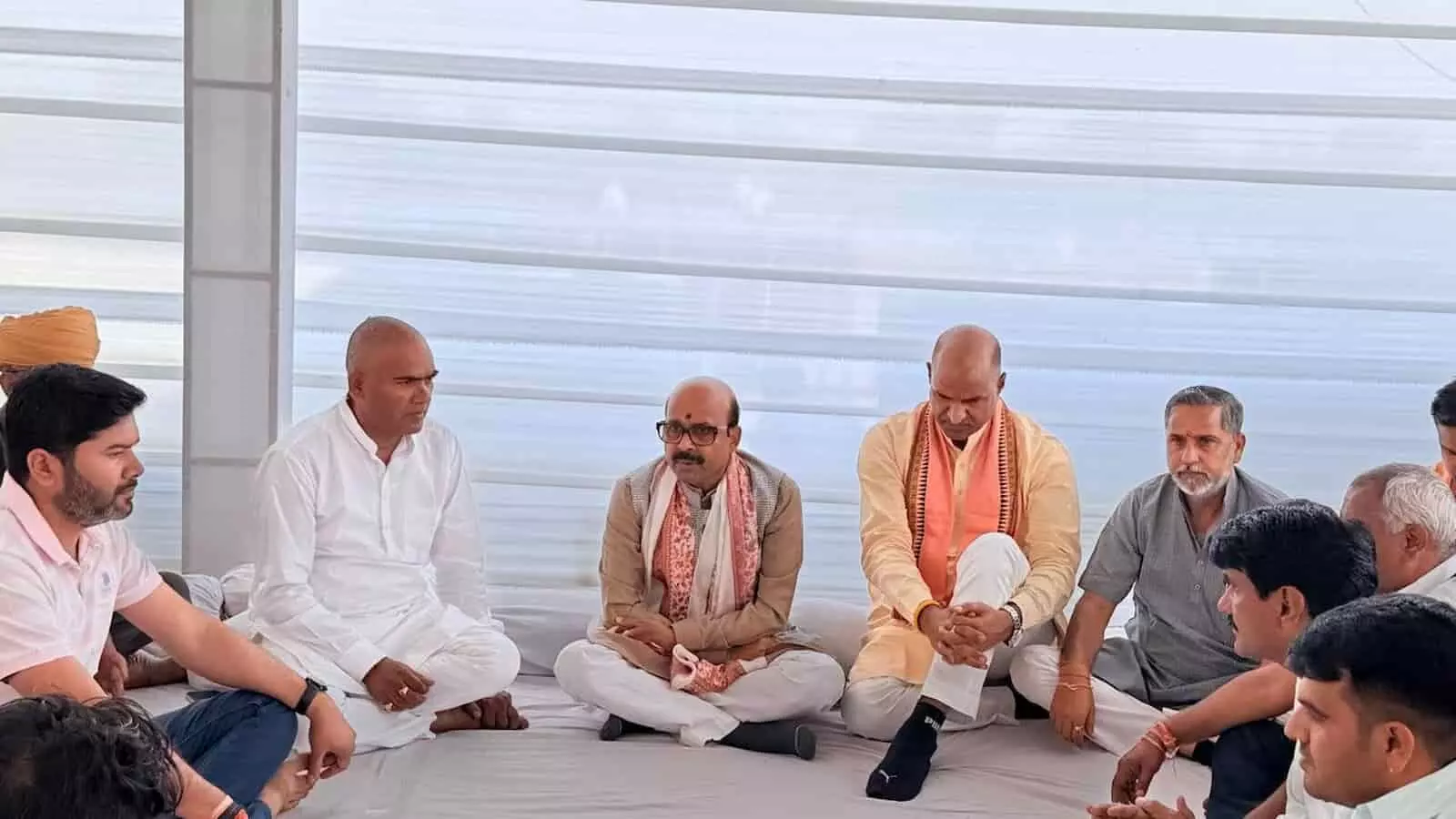 तस्वीर में कई जनप्रतिनिधि और ग्रामीण एक साथ बैठकर विधायक चंद्रभान सिंह आक्या को सांत्वना दे रहे हैं। तस्वीर में कई जनप्रतिनिधि और ग्रामीण एक साथ बैठकर विधायक चंद्रभान सिंह आक्या को सांत्वना दे रहे हैं।