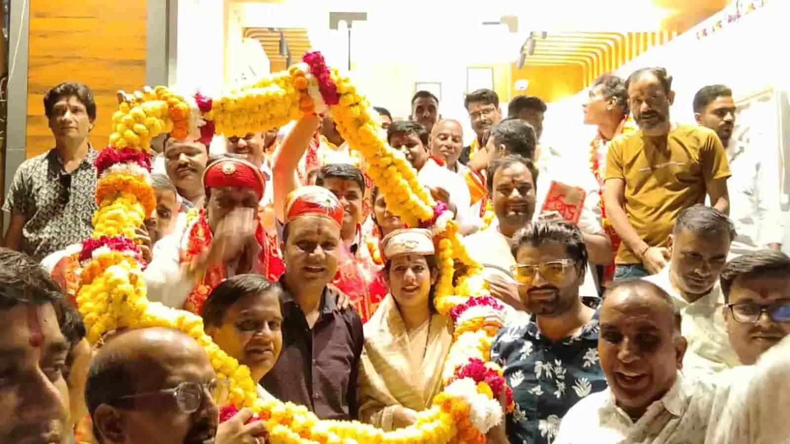 तस्वीर में फतहनगर में पार्षदों का अभिनंदन करते लोग दिख रहे हैं। तस्वीर में फतहनगर में पार्षदों का अभिनंदन करते लोग दिख रहे हैं।
