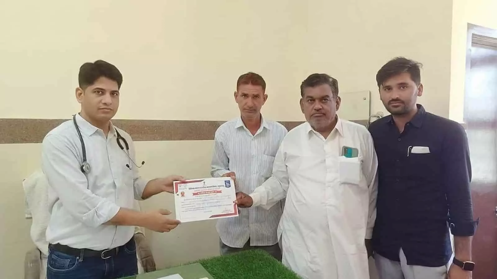 तस्वीर में नोहर अस्पताल में रहमत अली को प्रमाण पत्र दिया जा रहा है। तस्वीर में नोहर अस्पताल में रहमत अली को प्रमाण पत्र दिया जा रहा है।