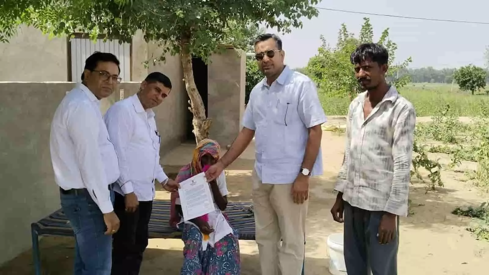 तस्वीर में नोहर में अधिकारी एक बुजुर्ग महिला मतदाता को सम्मान पत्र भेंट कर रहे हैं। तस्वीर में नोहर में अधिकारी एक बुजुर्ग महिला मतदाता को सम्मान पत्र भेंट कर रहे हैं।