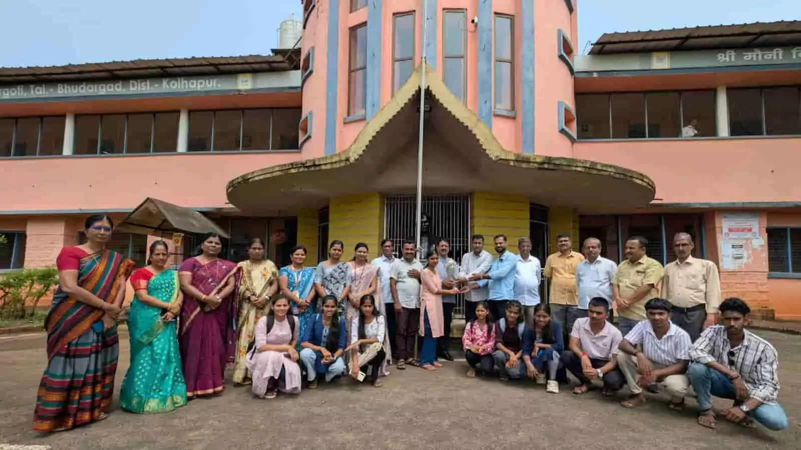 तस्वीर में गारगोटी महाविद्यालय भवन के सामने ट्रॉफी पकड़े विद्यार्थी और शिक्षक समूह में खड़े दिख रहे हैं। तस्वीर में गारगोटी महाविद्यालय भवन के सामने ट्रॉफी पकड़े विद्यार्थी और शिक्षक समूह में खड़े दिख रहे हैं।