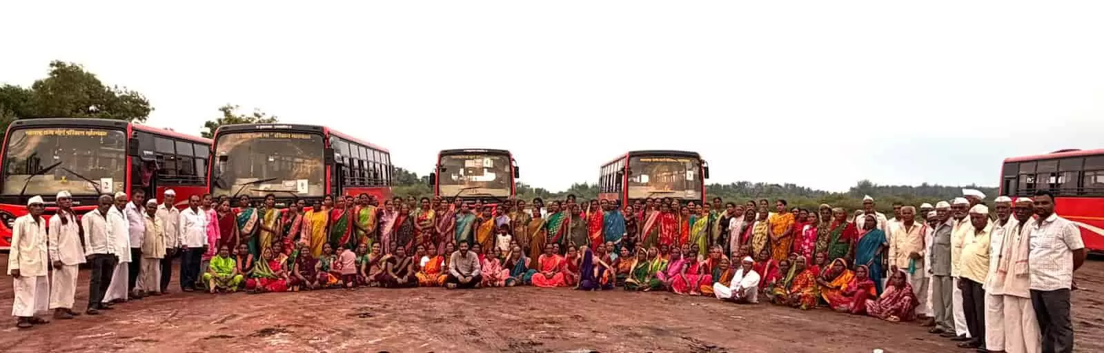 तस्वीर में दिख रही सोनाली गांव की महिलाएं और पुरुष बसों के आगे समूह में खड़े होकर फोटो खिंचवा रहे हैं। तस्वीर में दिख रही सोनाली गांव की महिलाएं और पुरुष बसों के आगे समूह में खड़े होकर फोटो खिंचवा रहे हैं।