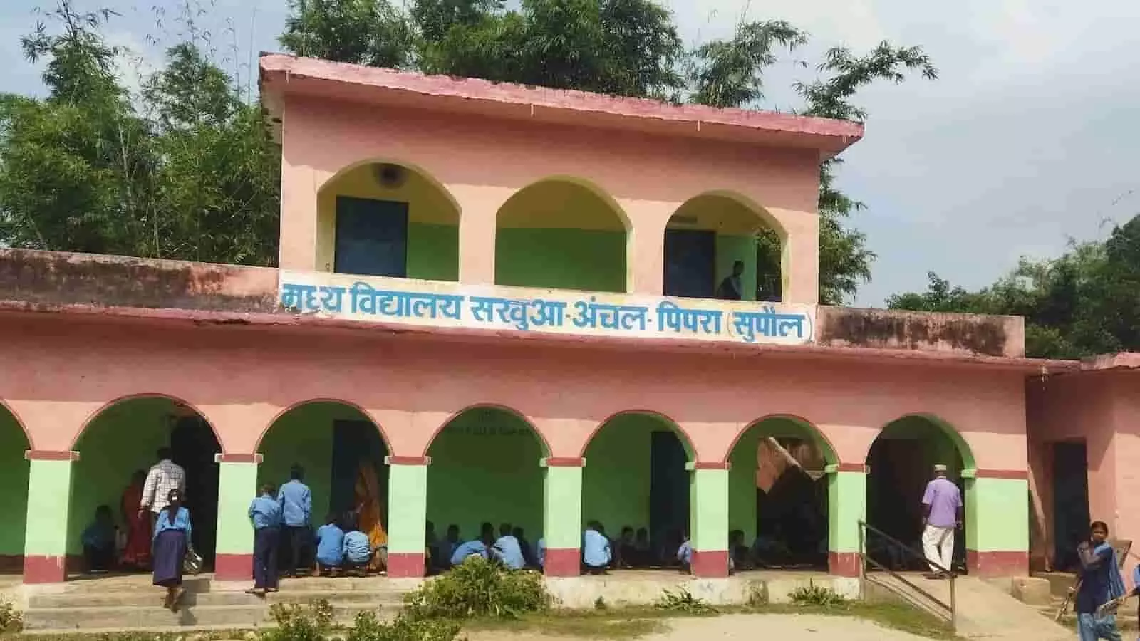 तस्वीर में सुपौल के उत्क्रमित मध्य विद्यालय सखुआ का मुख्य भवन और परिसर दिख रहा है। तस्वीर में सुपौल के उत्क्रमित मध्य विद्यालय सखुआ का मुख्य भवन और परिसर दिख रहा है।